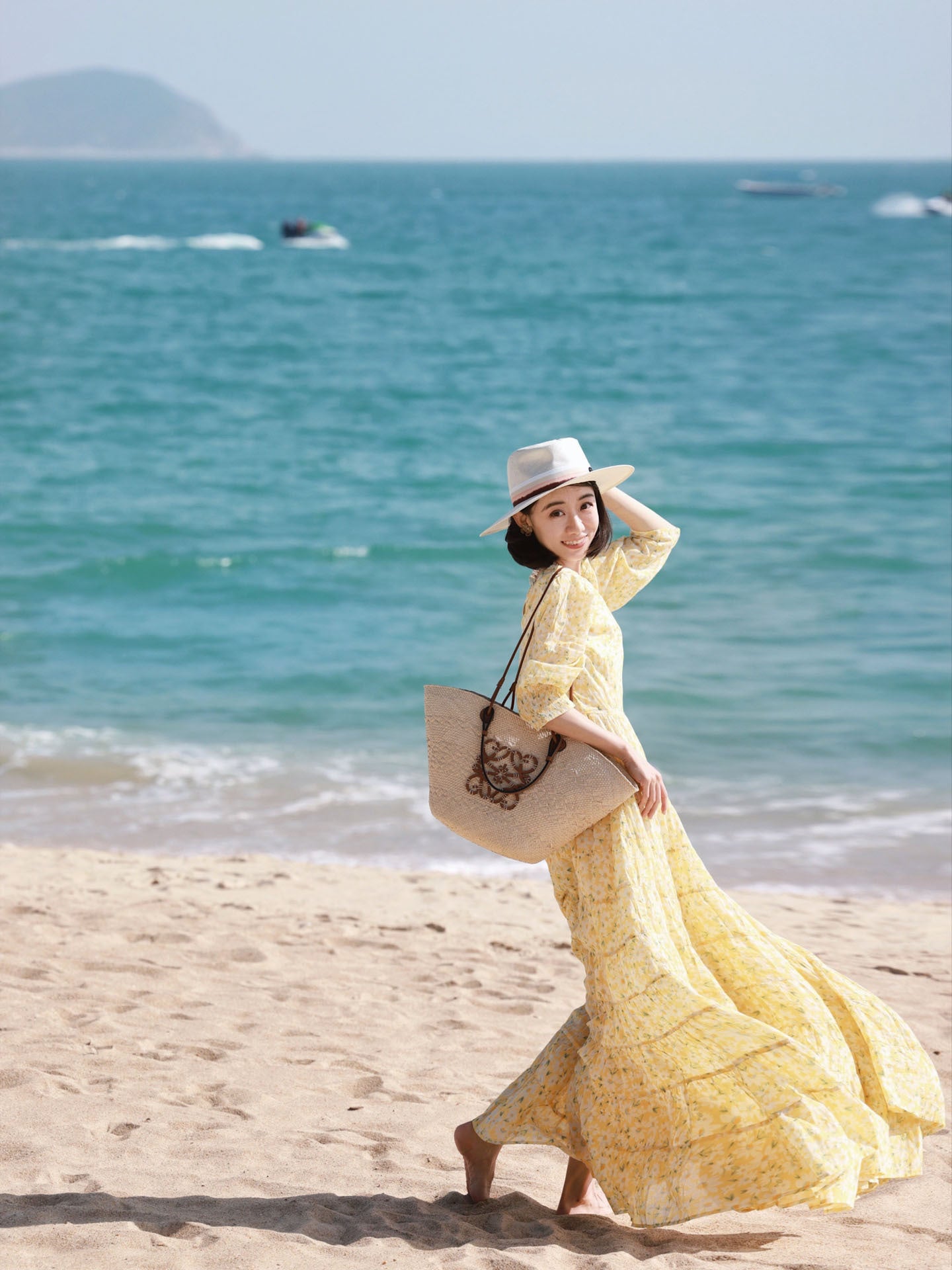 Fashion Raffia Woven Tote Bag with Wooden-Inspired Front Detail