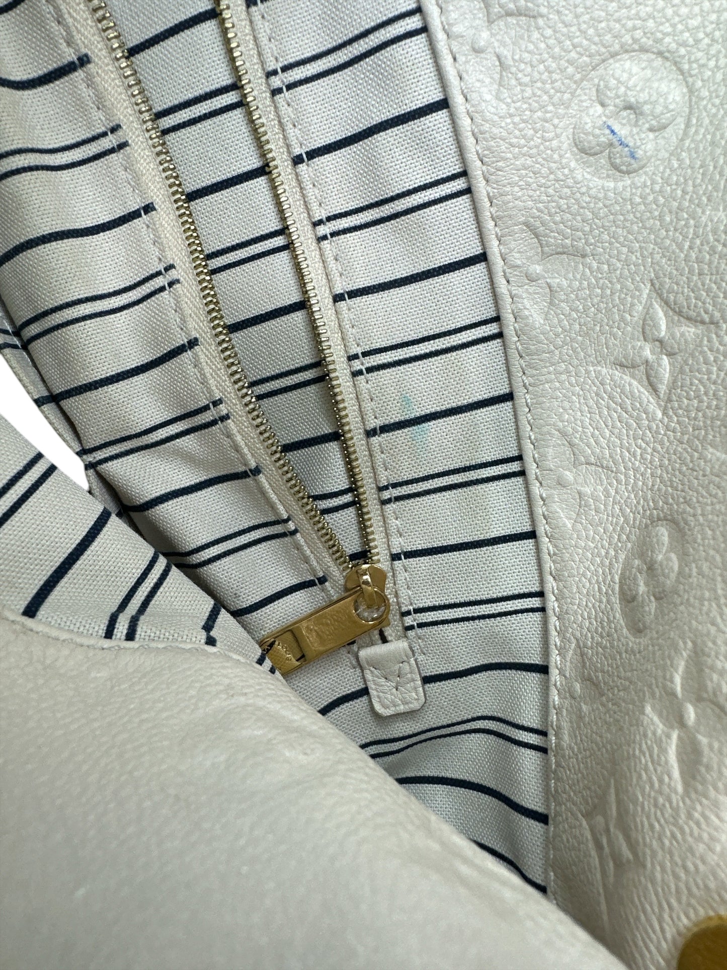 Louis Vuitton
Empreinte Artsy MM - Clairely Amazing