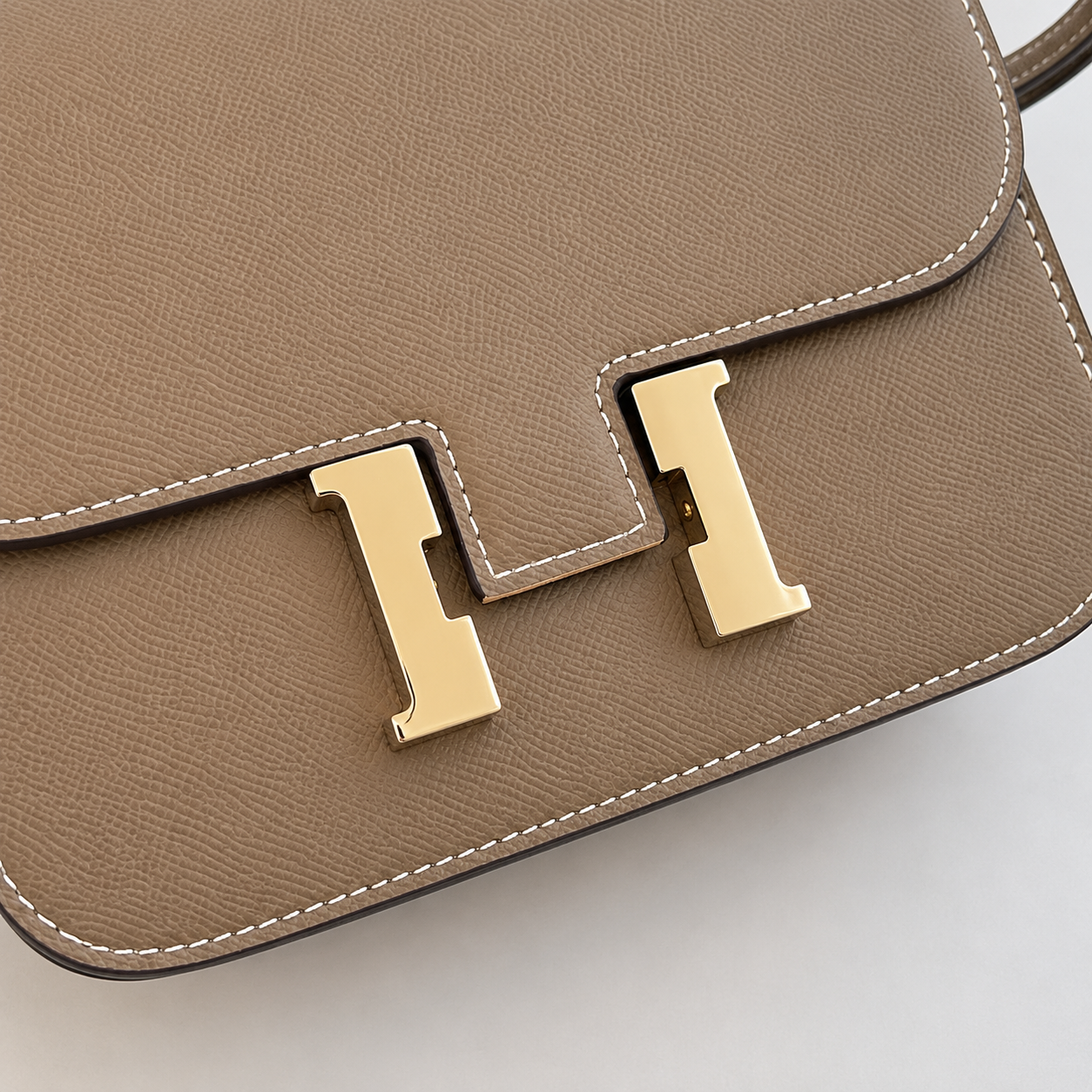 👑 Structured H-Clasp Crossbody Bag – Fashion Collection