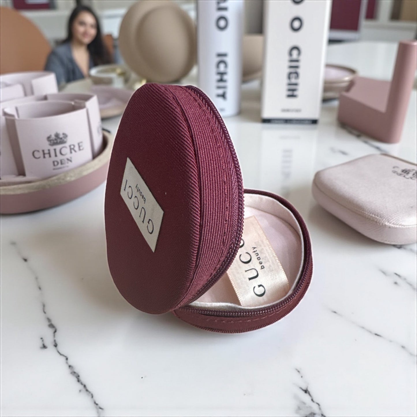 Gucci Beauty Small Round Burgundy Zip-Around Case – GWP