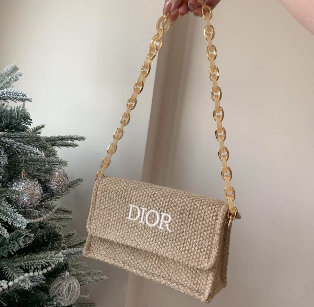Dior Raffia Straw Shoulder Bag – Acrylic Chain Strap | GWP Edition