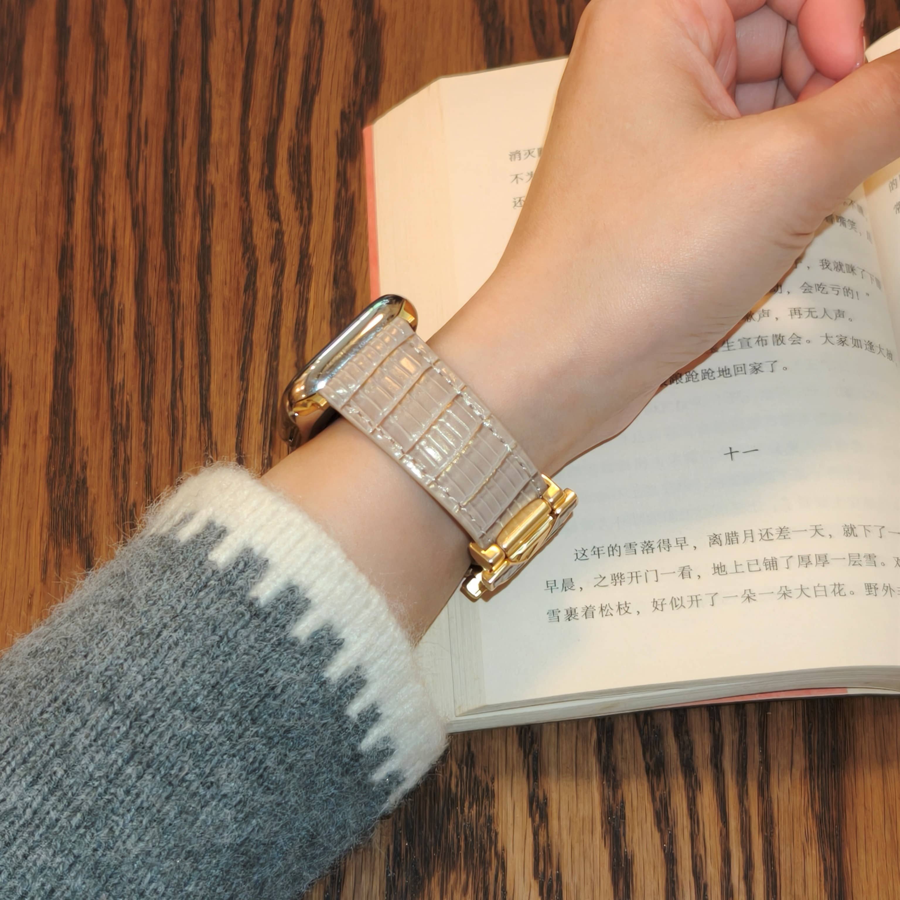 Luxe Croc Texture Fashion Smart Watch Band – Gold Clasp Edition
