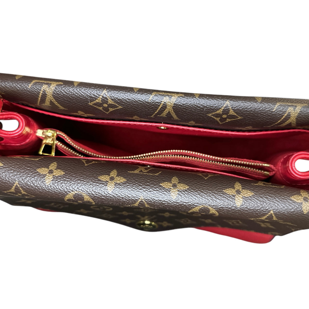 LOUIS VUITTON 
Grained Calfskin Monogram Double V Rubis - Clairely Amazing