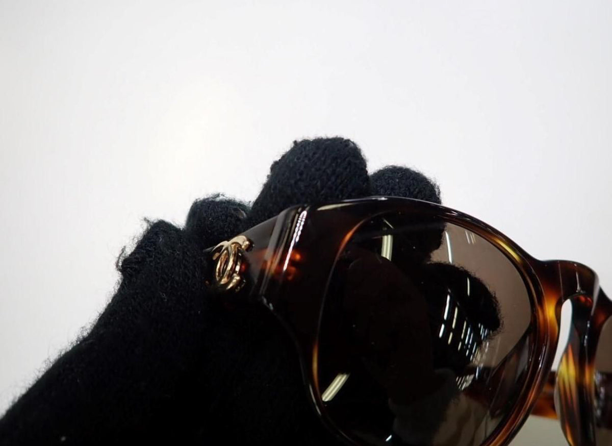 CHANEL Pre-Owned 2000s CC tortoiseshell sunglasses - Clairely Amazing