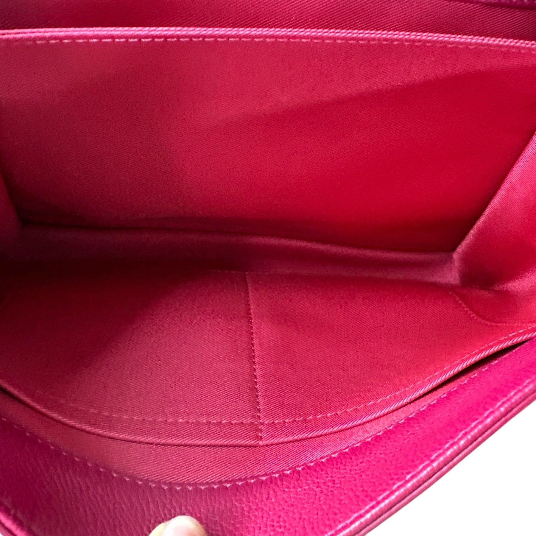 LOUIS VUITTON
Dahlia Calfskin Leather Lockme II - Clairely Amazing