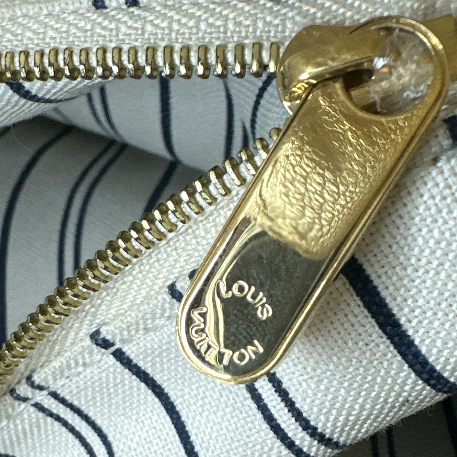 Louis Vuitton
Empreinte Artsy MM - Clairely Amazing