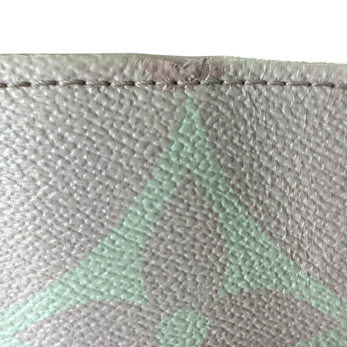 LOUIS VUITTON 
Monogram Escale Onthego GM Pastel - Clairely Amazing