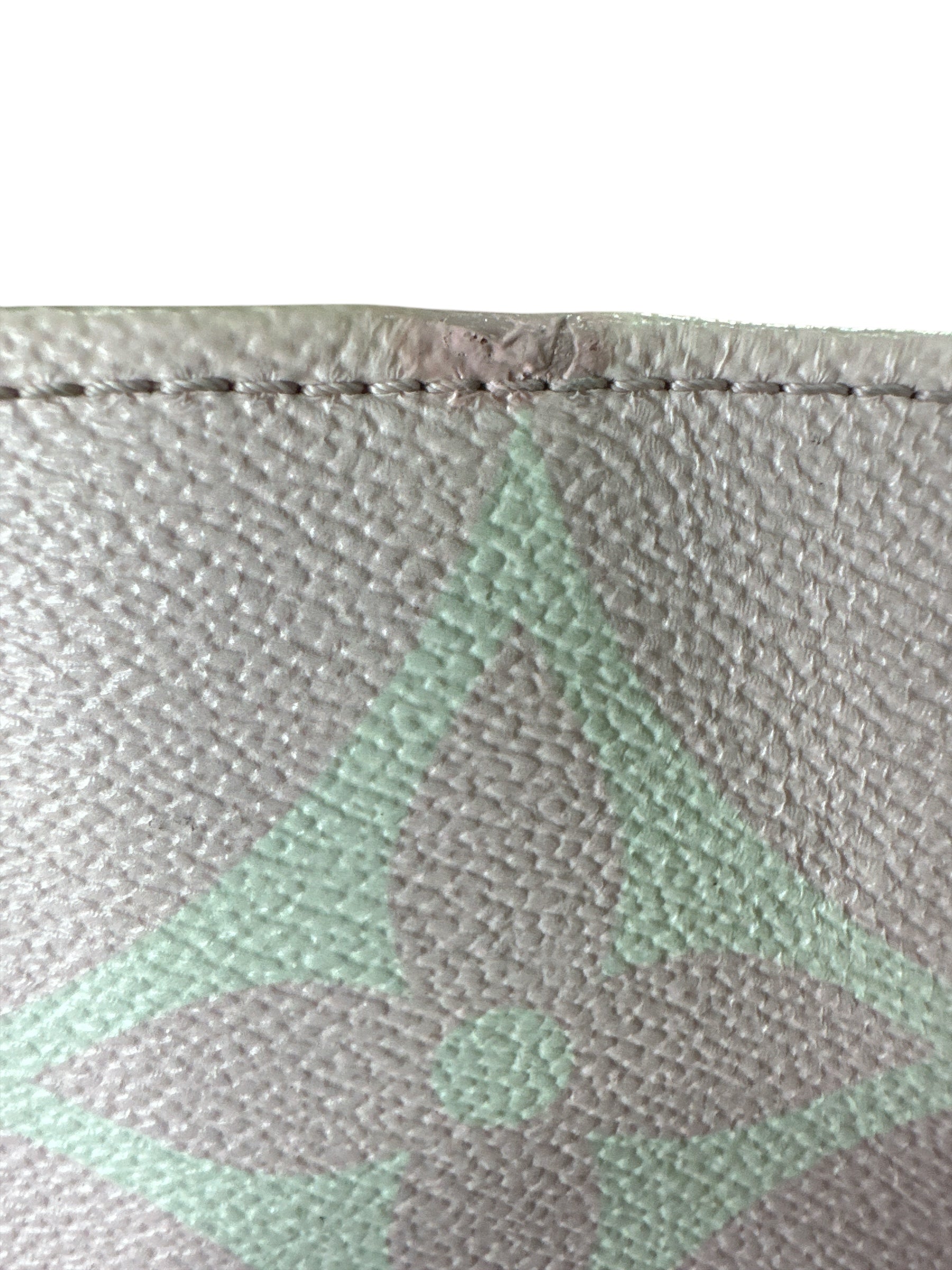 LOUIS VUITTON 
Monogram Escale Onthego GM Pastel - Clairely Amazing