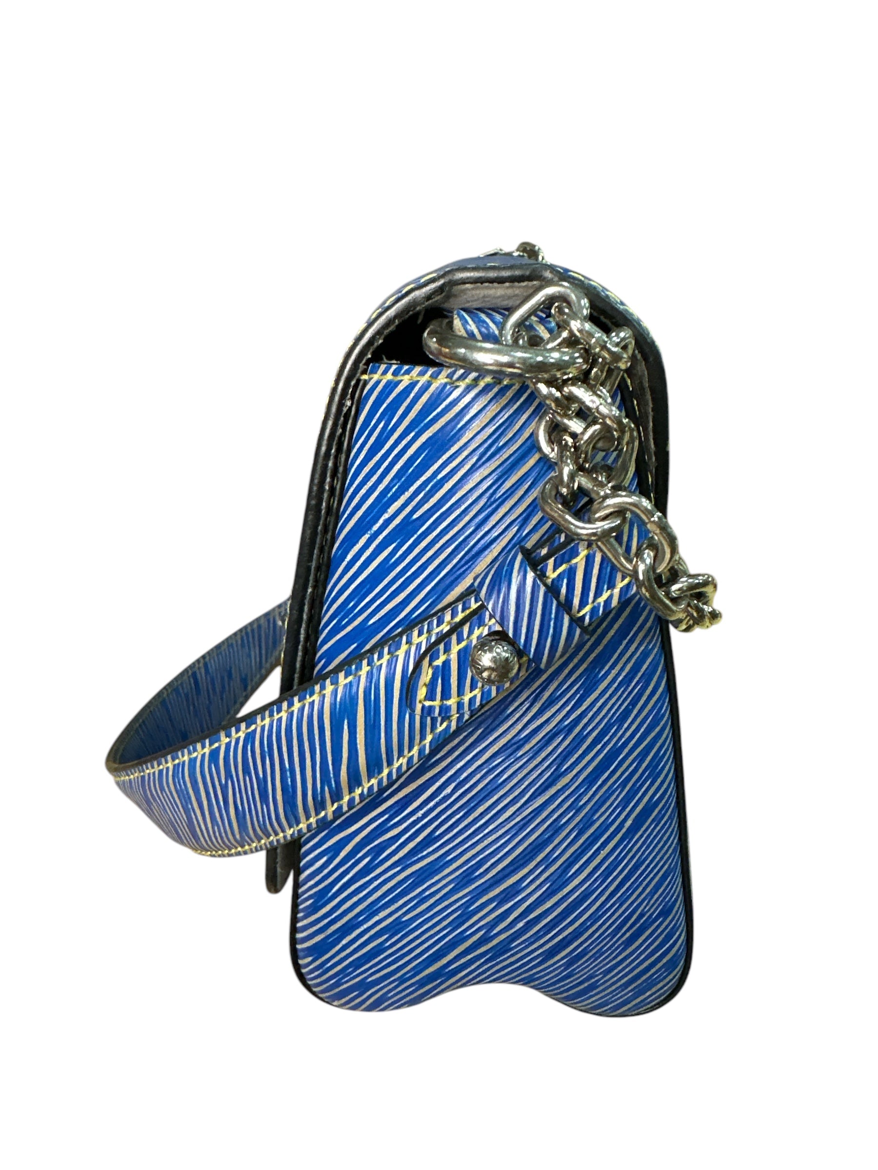 LOUIS VUITTON 
Epi Twist Shoulder Bag MM - Clairely Amazing