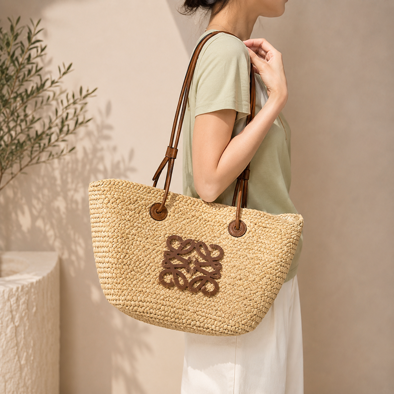 Fashion Raffia Woven Tote Bag with Wooden-Inspired Front Detail