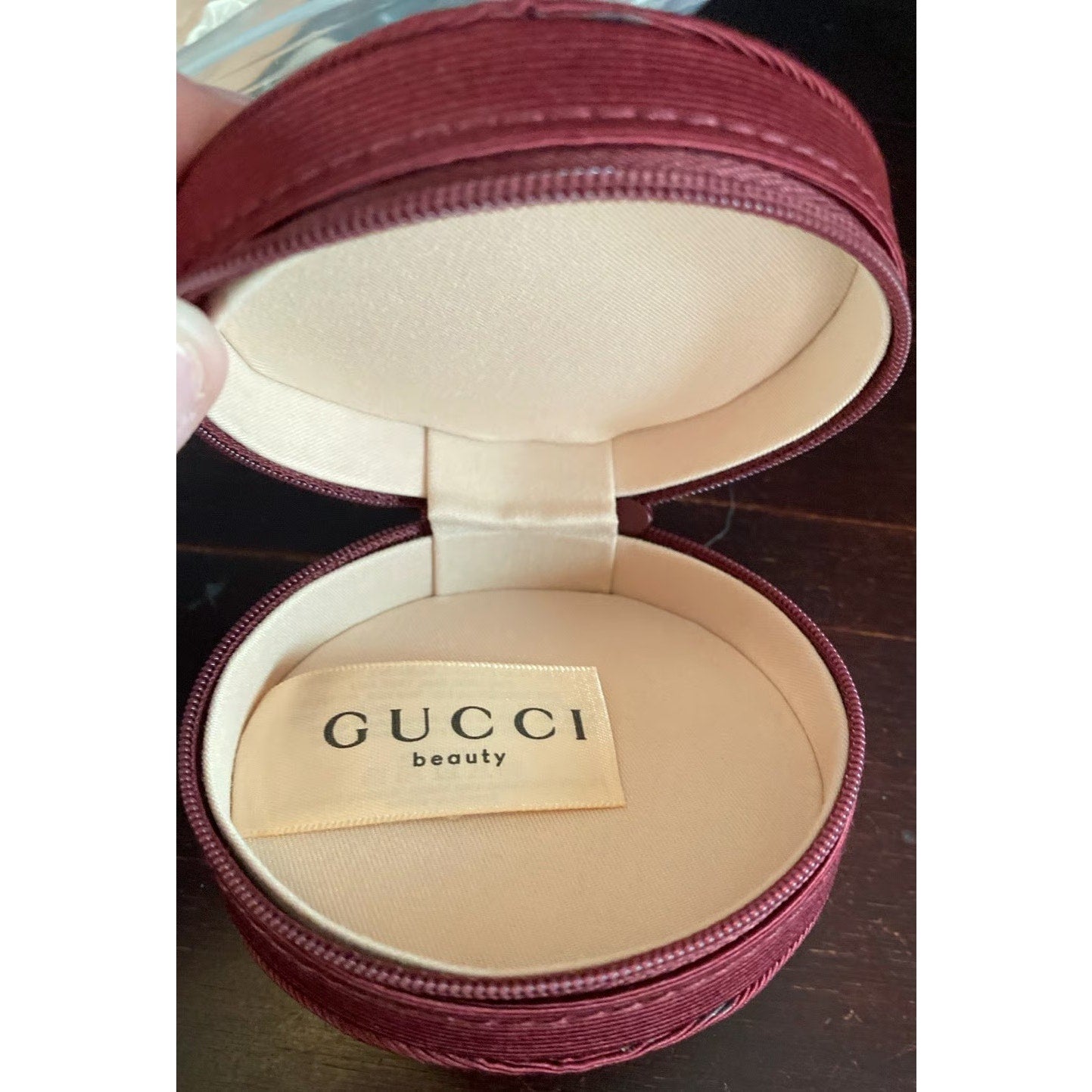 Gucci Beauty Small Round Burgundy Zip-Around Case – GWP
