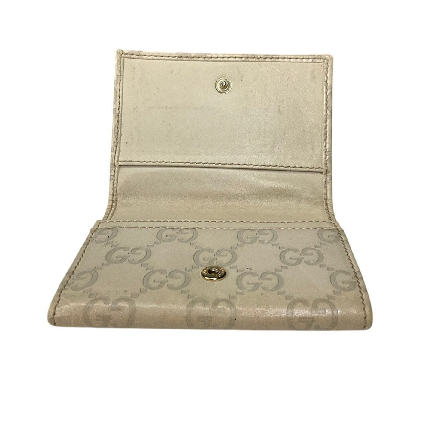 Beige wallet with Gucci logo on a white background