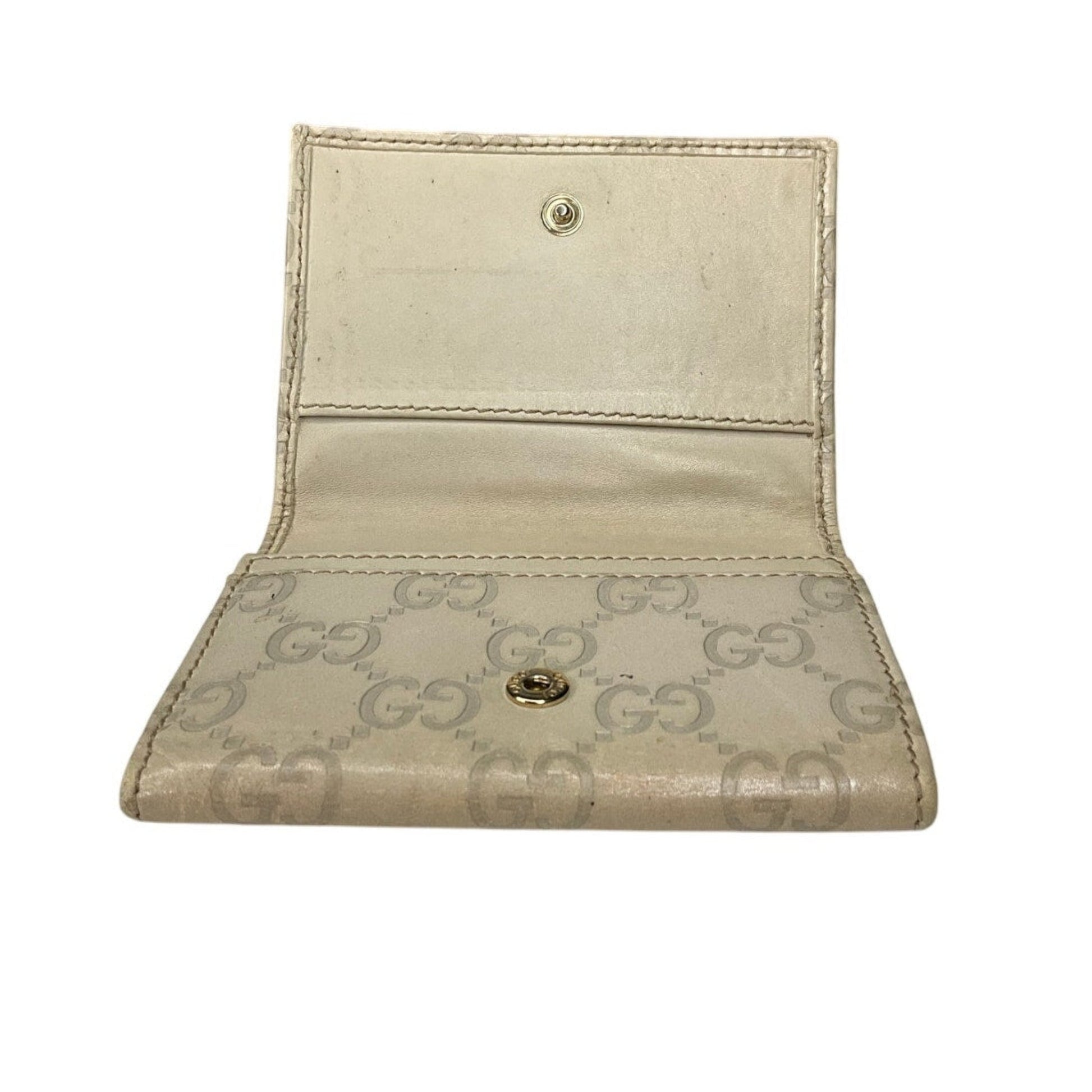 Beige wallet with Gucci logo on a white background