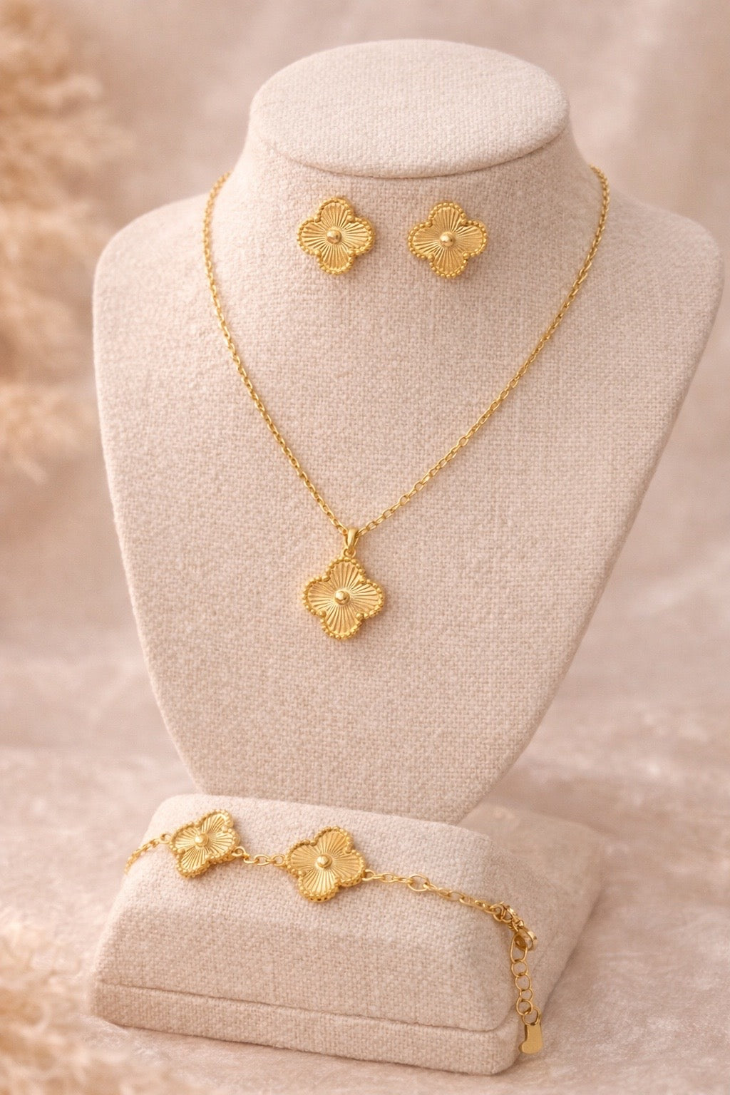 Gold Clover Pendant Necklace – Adjustable 18”–20” Chain | Elegant Everyday Jewelry